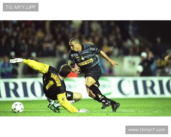 罗纳尔多传奇生涯回顾与影响力解析：从足球天才到全球偶像