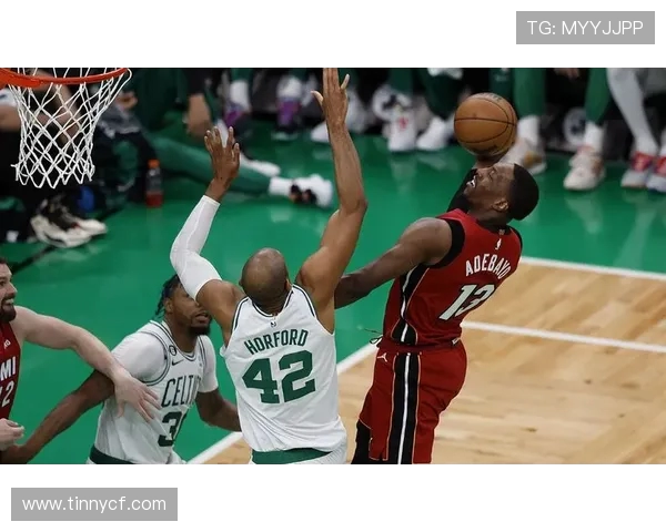 河南队迎战强敌展开激烈对决 聚焦球场内外精彩瞬间