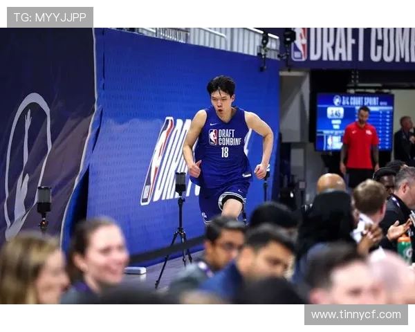 篮球明星的拼搏之路与赛场背后的故事：从默默无闻到璀璨星光